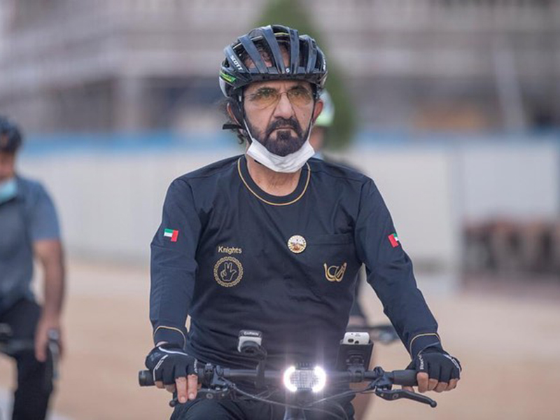 محمد بن راشد يتجول في دبي على دراجة هوائية